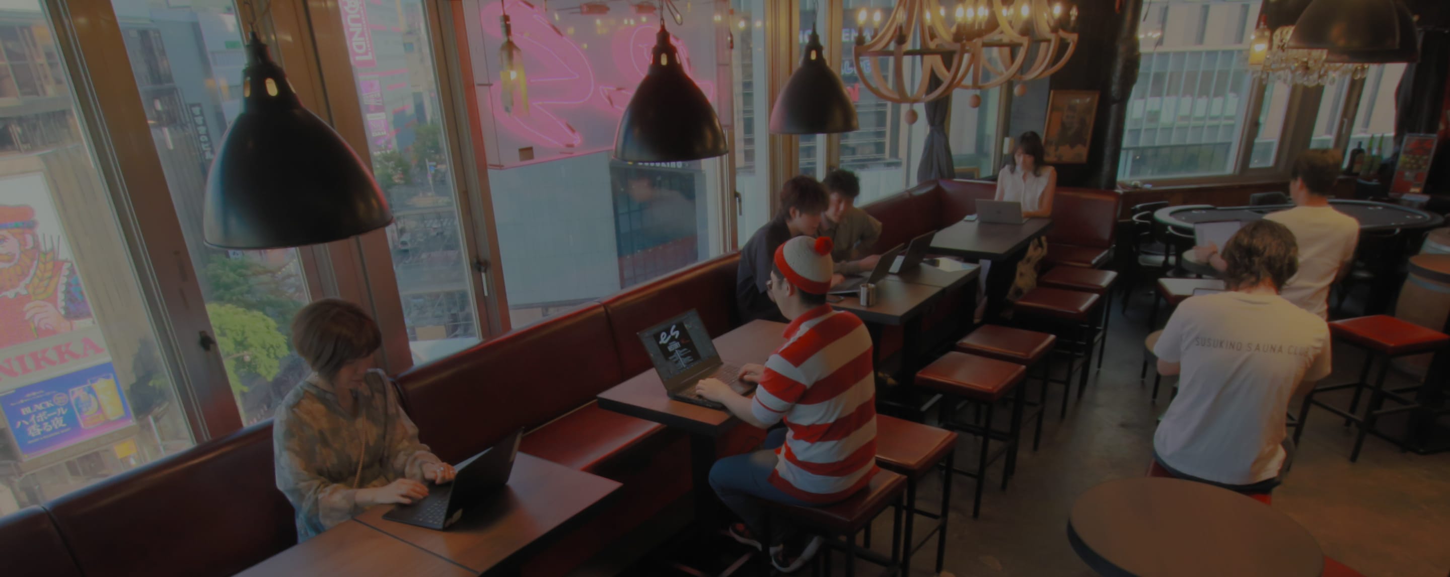 コワーキングスペースで作業する人々