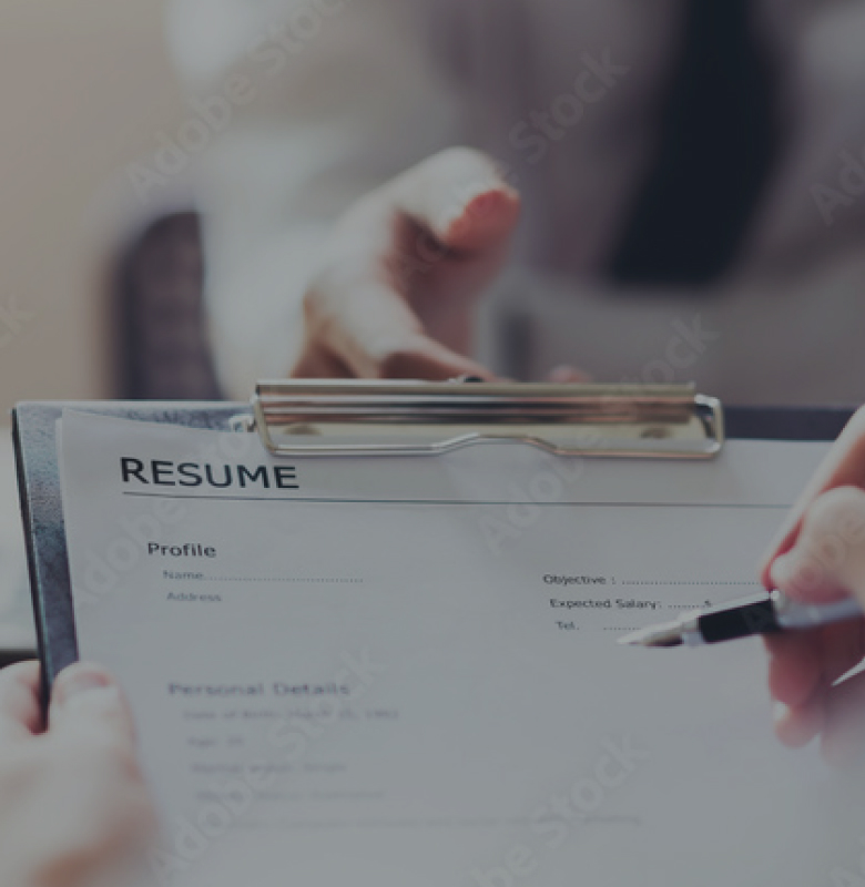 ”採用フォームを書いている様子”