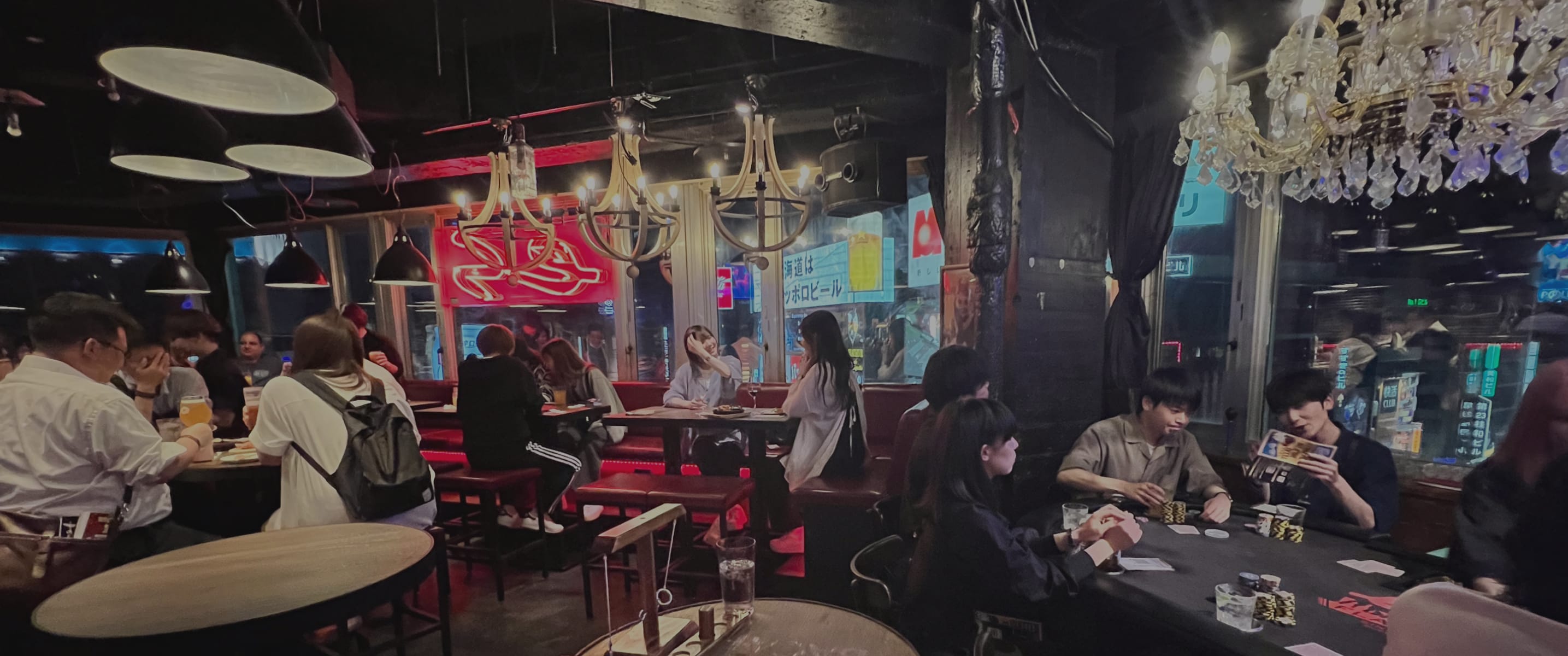 お客様が店舗で賑わっている